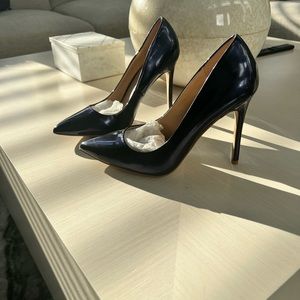 Navy patent leather pump!